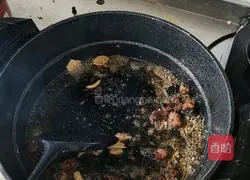 Illustration of how to make fried instant noodles with meat skewers 7