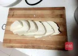 Illustration of how to make egg steamed bun slices 1
