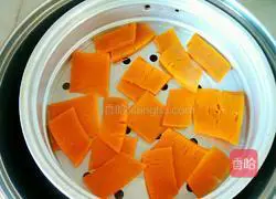 Illustration of how to make pumpkin rolls 2