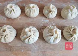 Illustration of how to steam cabbage and pork with pink skin 13