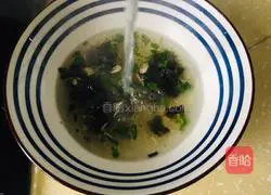 Illustration of how to make big meat wontons 8