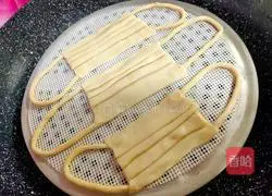 Illustration of how to make disposable edible masks 11