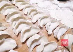 Illustration of how to make celery and meat dumplings 9