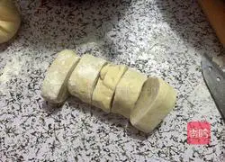 Illustration of how to make pork and cabbage buns 7