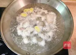 Illustration of how to make braised pork ribs with carrots, horseshoes and corn 3