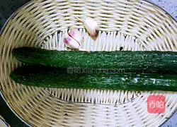 Illustration of how to make cucumbers with mashed garlic 1