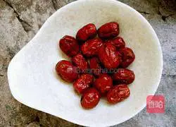 Illustration of how to make wolfberry, tremella and lotus seed soup 5