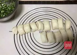 Scallion pancake Illustration of how to do it 3