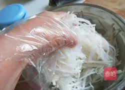 Xinwen Gourmet White Radish Spicy Salad Recipe Illustration 5