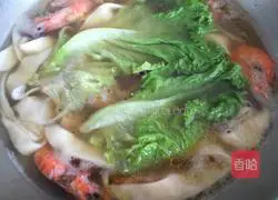 Illustration of how to make chicken soup prawn noodles 8