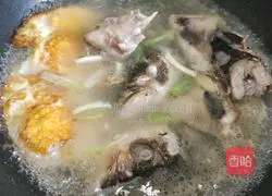 Illustration of how to make fish head and tofu soup 7