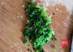 Illustration of how to make wolfberry leaf fish soup 4