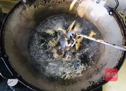 Illustration of how to make spicy and sour shredded pork soup 6