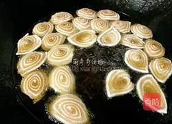 Illustration of how to make snack cat ears 11