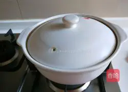 Illustration of how to make rock sugar, dried apricot and longan tea 8