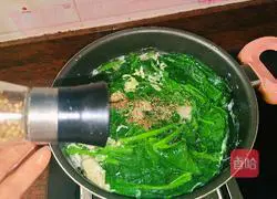 Illustration of how to make minced meat, spinach and egg soup 11