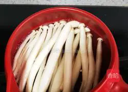 Illustration of how to make mushroom and shrimp soup 9