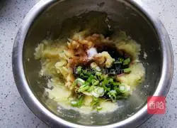 Illustration of how to make potato pancakes with dumpling skin 10