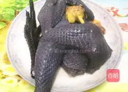 Illustration of how to make braised black chicken soup 1