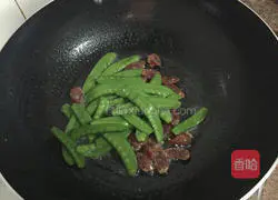 Illustration of how to make fried snow peas with sausage 6