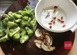 Illustration of how to make broccoli in soup 5