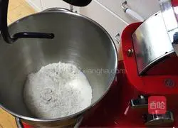 Illustration of making wheat-flavored red dates and sesame buns 1