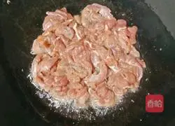 Illustration of how to make fried pork slices with lotus root and yuba 11