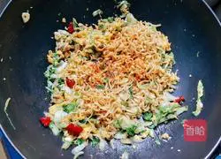 Illustration of how to make fried noodles with eggs 10