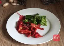 Illustration of how to make scrambled eggs with green and red peppers and mushrooms 2