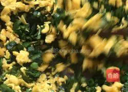 Illustration of how to make egg rolls with dumpling skin 9