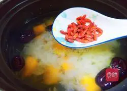 Illustration of how to make red dates, papaya and white fungus stewed 9
