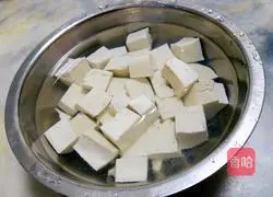 Illustration of how to make crucian carp tofu soup 2