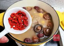 Illustration of how to make pork ribs and chestnut soup 8