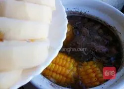 Corn, lotus root and peanut tube bone soup recipe 10