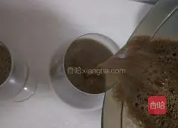 Illustration of how to make coffee milkshake 9