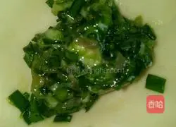 Illustration of how to make leek and pork dumplings 8