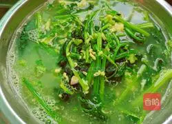Illustration of how to make egg and spinach soup 6