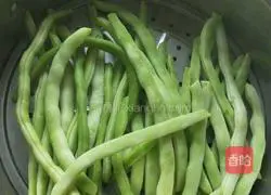 Illustration of how to make kidney bean stuffed buns 1