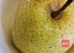 Illustration of how to make rock sugar, snow pear and apple soup 1