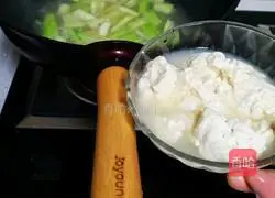 Illustration of how to make loofah tofu soup 5