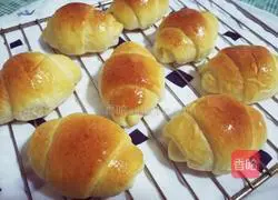 Illustration of how to make small bread rolls 19