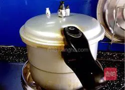 Illustration of stewed pig trotters 19