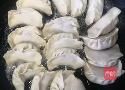 Illustration of how to make pot stickers with pickled cabbage stuffing 2