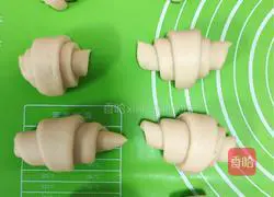 Illustration of how to make delicious and easy-to-make croissants 4