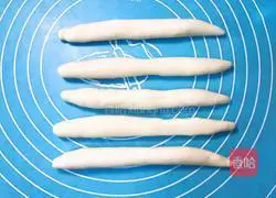 Illustration of how to make imitation banana steamed buns 6