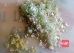 Illustration of how to make carrot and fresh meat wontons 2