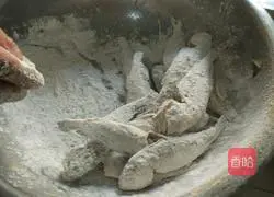 Illustration of how to make dry-fried yellow croaker 3