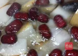Illustration of how to make horseshoe snow pear and red date soup 9