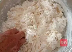 Illustration of how to make green onion flower rolls 1