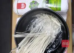 Wuyun Yingyue (Seaweed and Egg Noodle Soup) Recipe Illustration 3